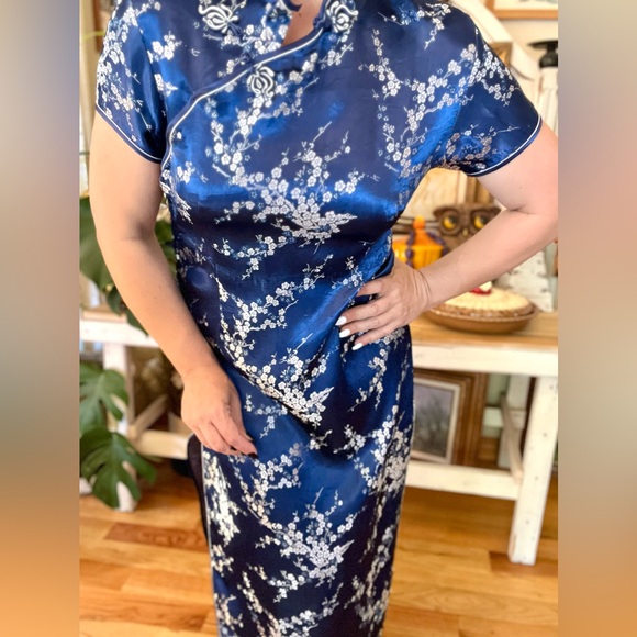 Vintage Silk blue and silver floral cheongsam dress with high neck ribbon button - Picture 5 of 10